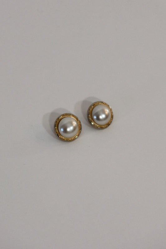 Framed Pearl Earrings in Gold